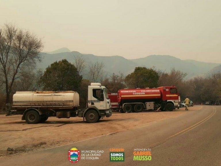 Efectivos de diferentes cuarteles trabajan en el lugar. (Foto: Radio Pueblo / Municipalidad de Cosquín).