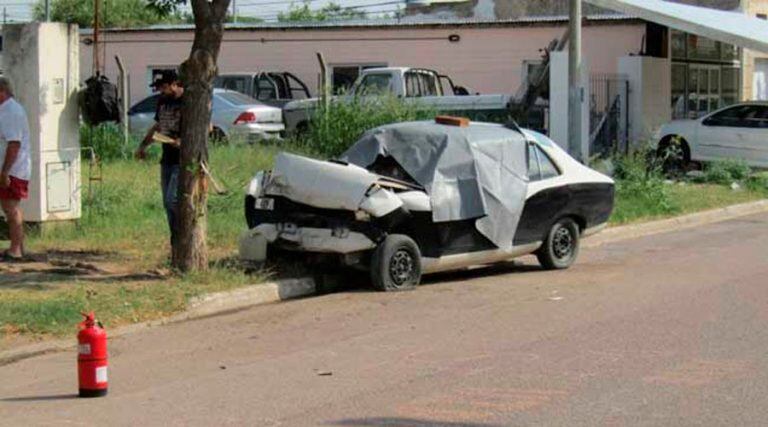 El Dodge terminó incrustado en un árbol (La Reforma)