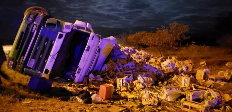 El camión con bananas volcó 10 kilómetros antes de Desaguadero, en San Luis.