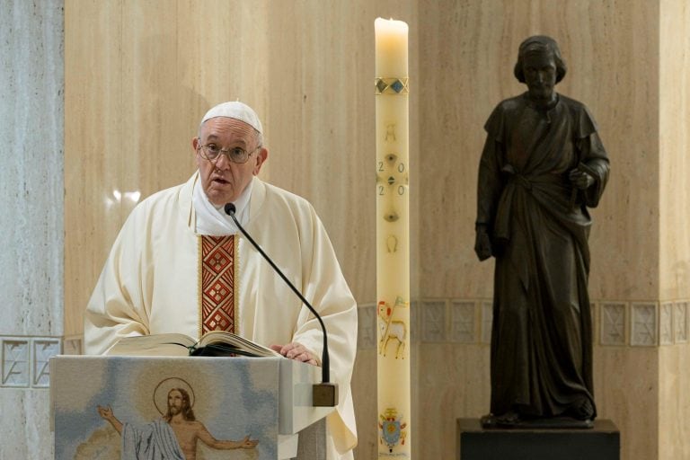 "Hoy, que es la fiesta de San José Obrero, también el Día del Trabajador, rezamos por todos los trabajadores. Por todos", afirmó Francisco (Foto: EFE/EPA/VATICAN MEDIA HANDOUT)