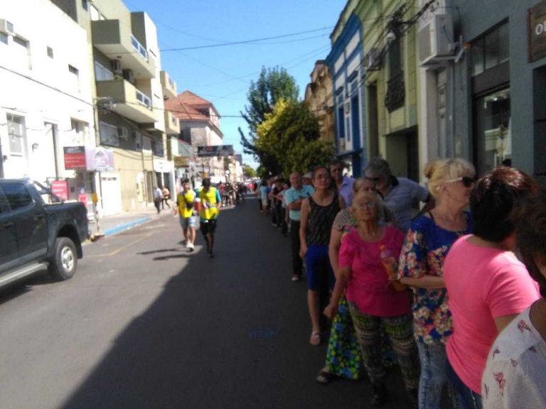 La mayoría de los usuarios superan los 50 años. Los cuidacoches repartían agua para soportar las horas de espera. (Foto: Natalia Pernizza).