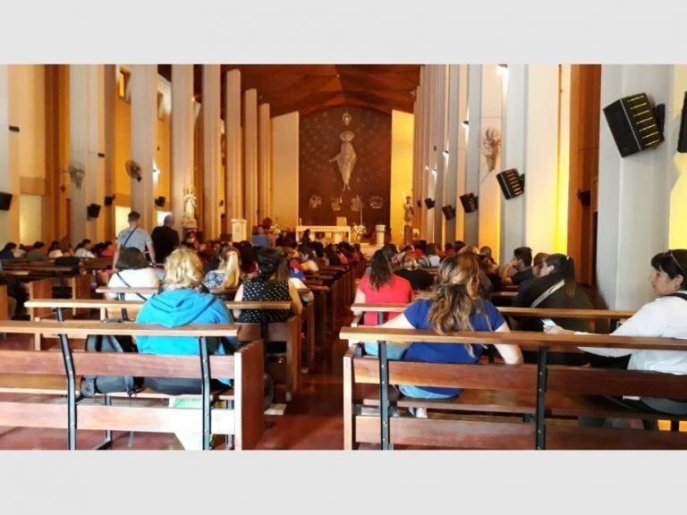 Los piqueteros entraron corriendo a la Catedral y se quedaron en el interior.