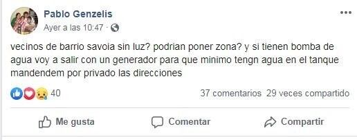 Dos vecinos de City Bell recorren las calles con un generador eléctrico para que los damnificados por el apagón puedan cargar el tanque de agua. (0221).