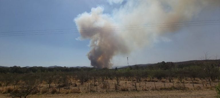 La sequía, el calor y el fuerte viento complican más la tarea de los bomberos, que no logran extinguir los focos.