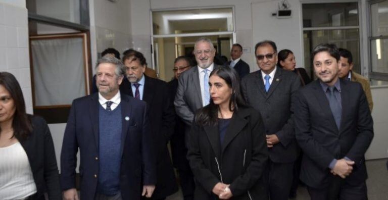 La ministra Montaño Viana condujo la visita de las autoridades argentinas al hospital "San Roque" de Villazón.