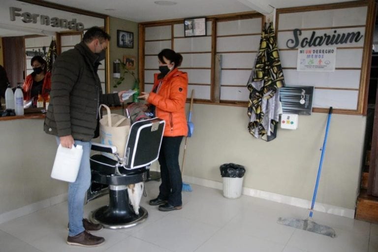 Entrega de kits sanitizantes a comerciantes de Ushuaia.