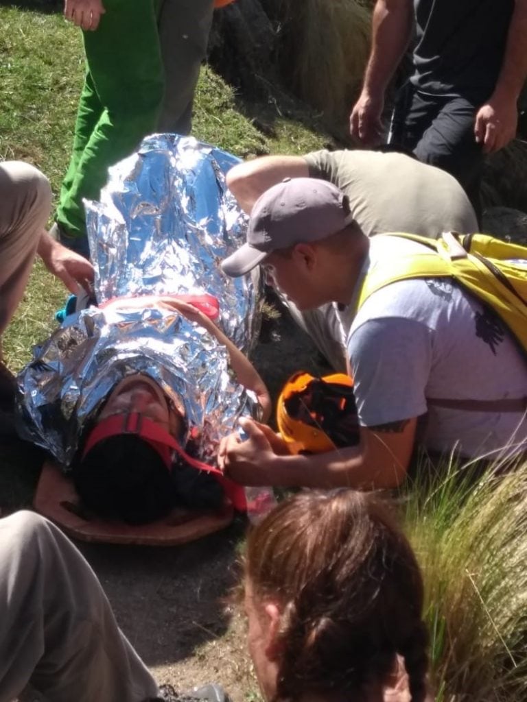 Mujer rescatada en la montaña