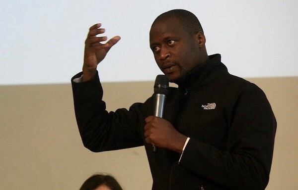 "La mejor educación que uno puede dar a un niño está basada en su confianza. Hay que enseñar con pasión y con amor", propone Peter Tabichi.