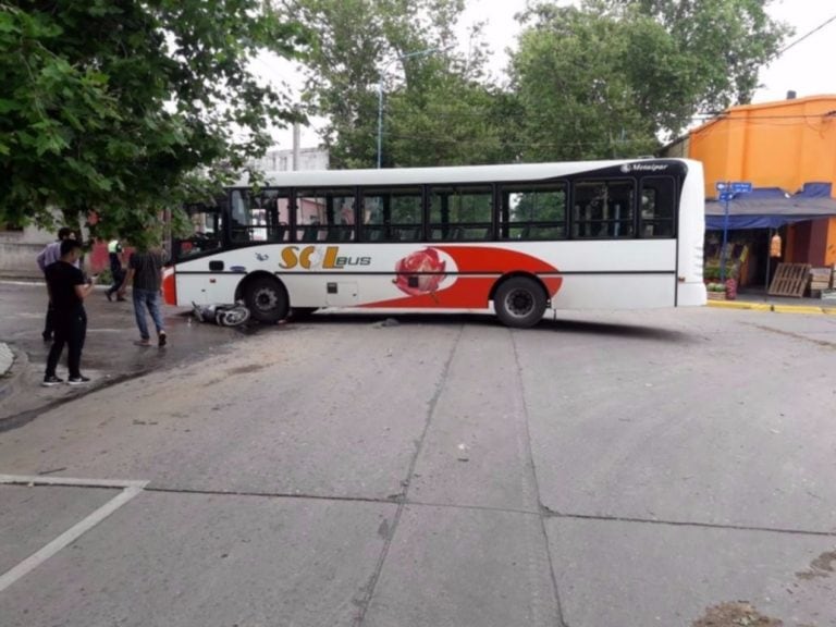 Choque entre una moto y un colectivo en Villa Mercedes, San Luis.