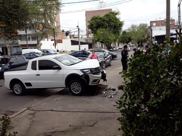 El vehículo terminó subido a la vereda oeste. (@japrosario)