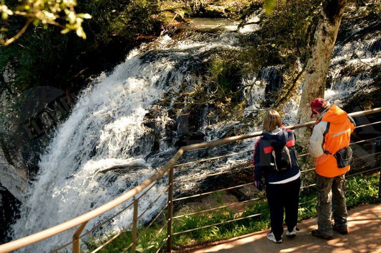 Caída de agua que le da su nombre a Salto Encantado, un atractivo turístico clave en la región de las sierras centrales de Misiones.