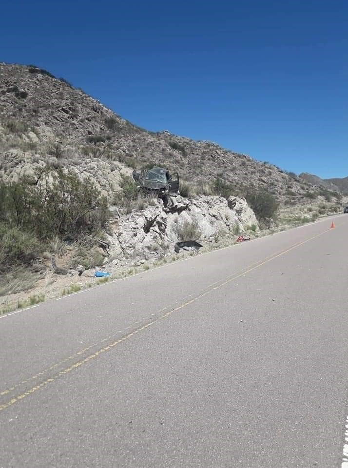 Automovilista perdió el control y terminó sobre el cerro