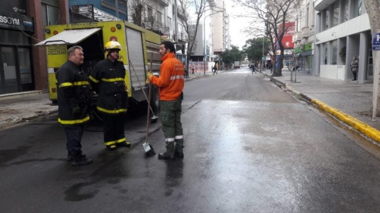 Bomberos y Defensa Civil limpiaron la calle