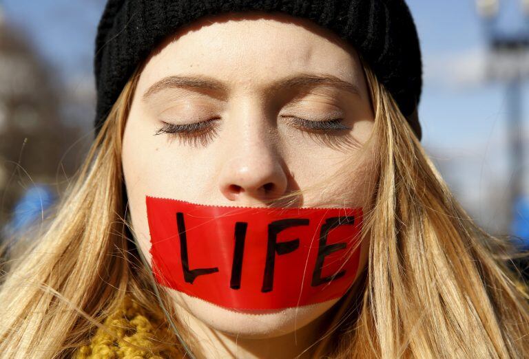 Poster frente a la Suprema Corte para pedir la restricción de las regulaciones del aborto. (Web)