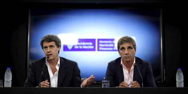 El ministro de Hacienda de Argentina, Alfonso Prat-Gay, hace gestos junto al secretario de Hacienda, Luis Caputo, durante una conferencia de prensa en Buenos Aires, Argentina, 29 de febrero de 2016. Crédito: REUTERS / Marcos Brindicci.