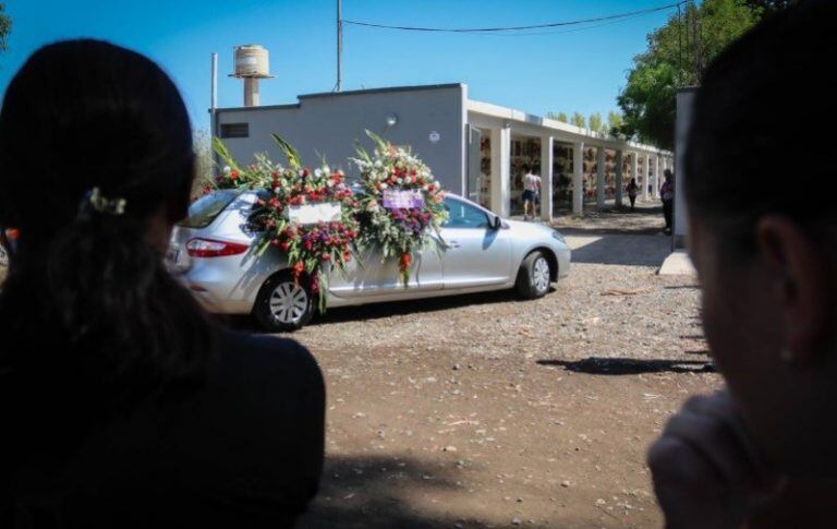 Vecinos y amigos acompañaron a las familias de las víctimas en el último adiós a  Mauro Fuentes, Jeremías Lucania y a los hermanos Alexis y Nahuel Ávila.