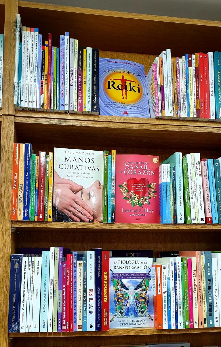 Variedad en la librería El Fauno