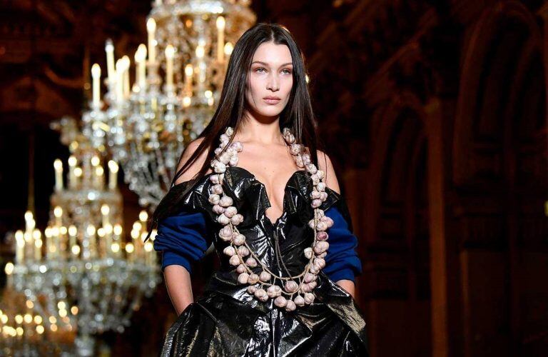 Bella Hadid se lució y desfiló con un vestido de novia transparente