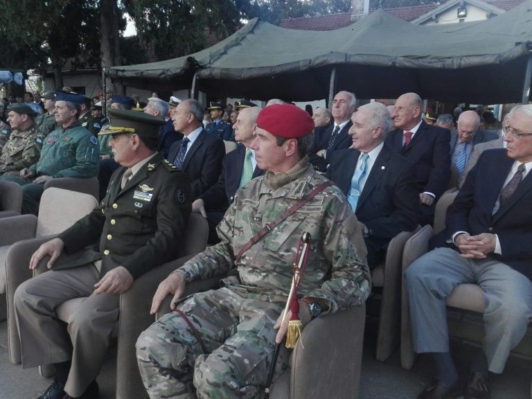 El General de Brigada Jorge Berredo (de uniforme de combate y boina roja), Comandante de la IV Brigada Aerotransportada. A la izquierda, el Coronel (VGM, Veterano de Guerra de Malvinas) retirado Leopoldo Quintana, Presidente de la Comisión Aptitud Especial Paracaidista Militar. En la siguiente fila, el General de Brigada (VGM) retirado Sergio Fernández, excomandante de la IV Brigada y exjefe de la Compañía de Comandos 601. También estuvo presente el General de Brigada Guillermo Pereda, a quien Berredo sucedió como Comandante de la IV Brigada.