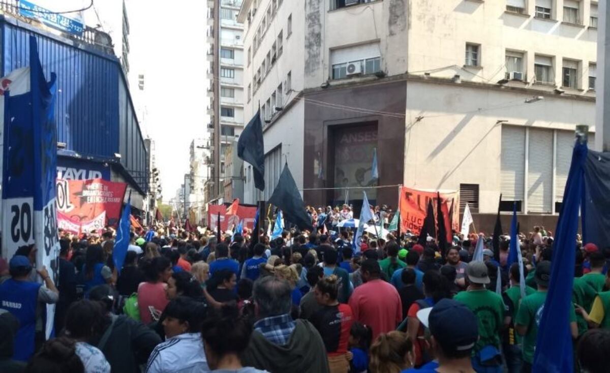 Miles de rosarinos se sumaron a un acto contra el ajuste del Gobierno