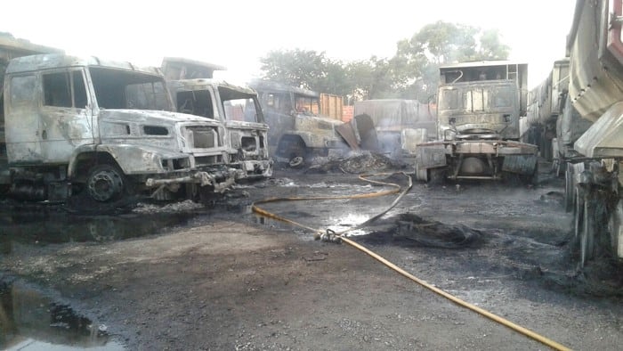 Al menos ocho camiones resultaron afectados por las llamas. (El Norte)