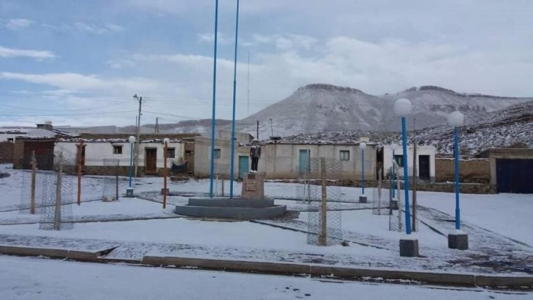 El pueblo de Lagunillas del Farallón amaneció cubierto de nieve.