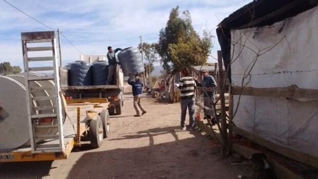 Entrega de tanques de agua en barrio 1 de Mayo, Alta Gracia. (Créditos: Diario Sumario)