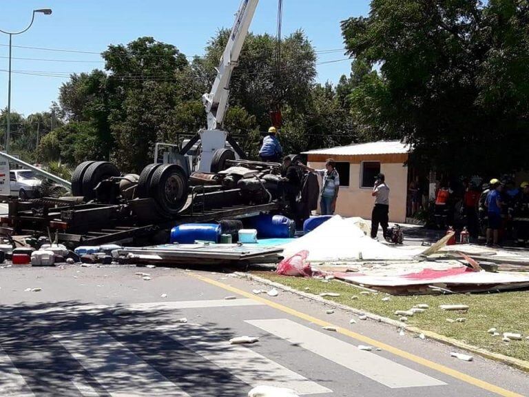 En el ingreso a Mina Clavero, volcó un camión y aplasto a sus dos tripulantes, uno de ellos murió.