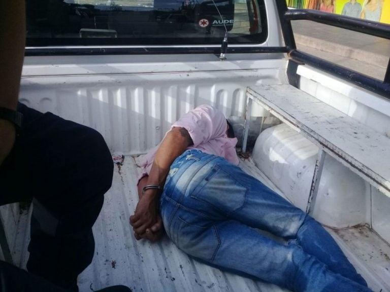 Remisero detenido de agredir a un inspector de tránsito.