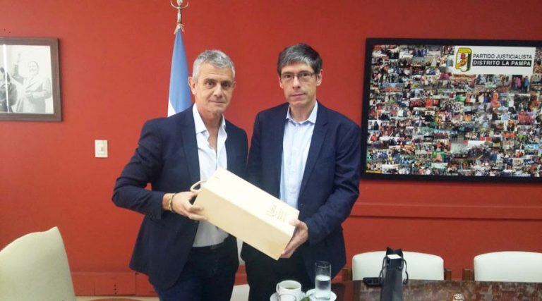 Abal Medina recibió un obsequio de manos del vicegobernador (Diario Textual)