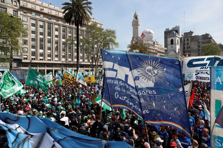 Miles de personas participan en una marcha en contra de las políticas del presidente Mauricio Macri y del acuerdo con el Fondo Monetario Internacional. (EFE)