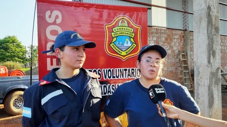 Julia Núñez (der.) es la segunda jefa de la Delegación Itaembé Miní del Cuartel de Bomberos Voluntarios de Posadas. (Misiones Online)