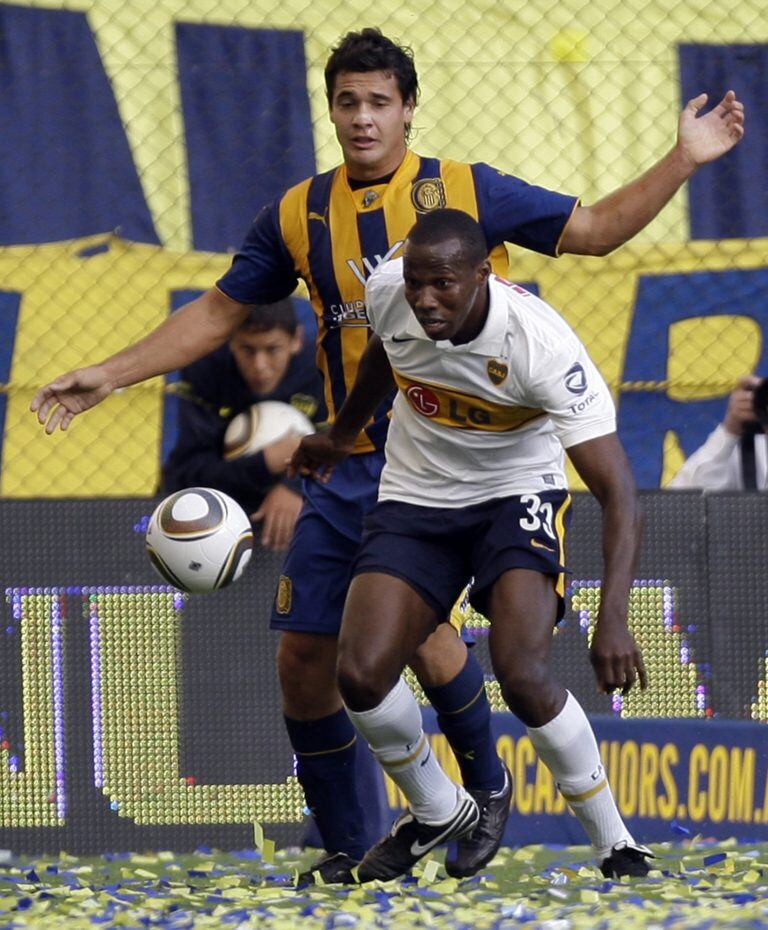 Gervasio Nunez cubre a Breiner Bonilla en el año 2010, el jugador confesó que quiere volver a Central (Foto: AP Photo/ Natacha Pisarenko)