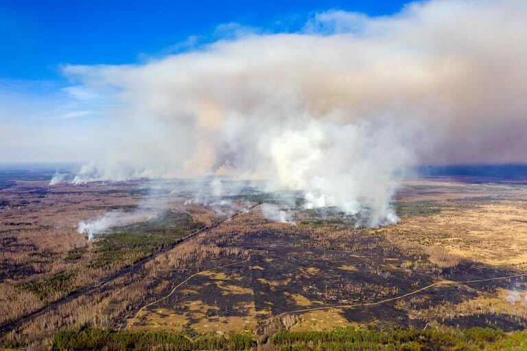 La zona en llamas, no muy lejos de la antigua planta nuclear (AFP)