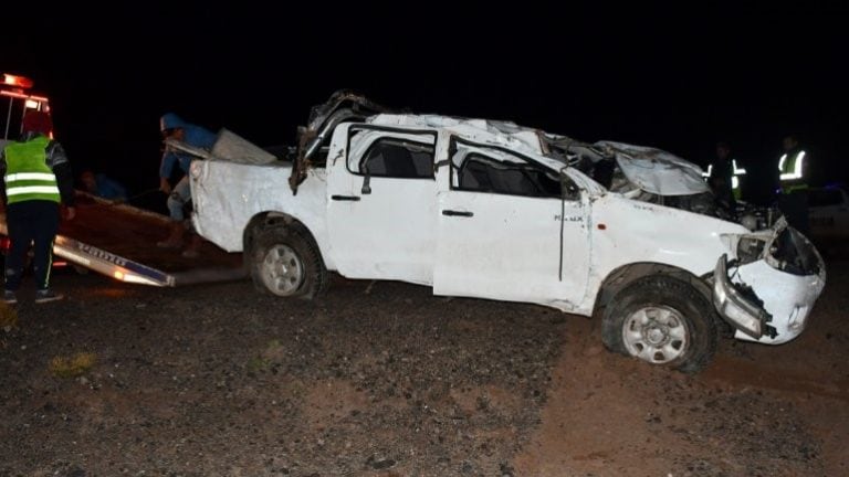 La camioneta perdió el control y terminó volcando