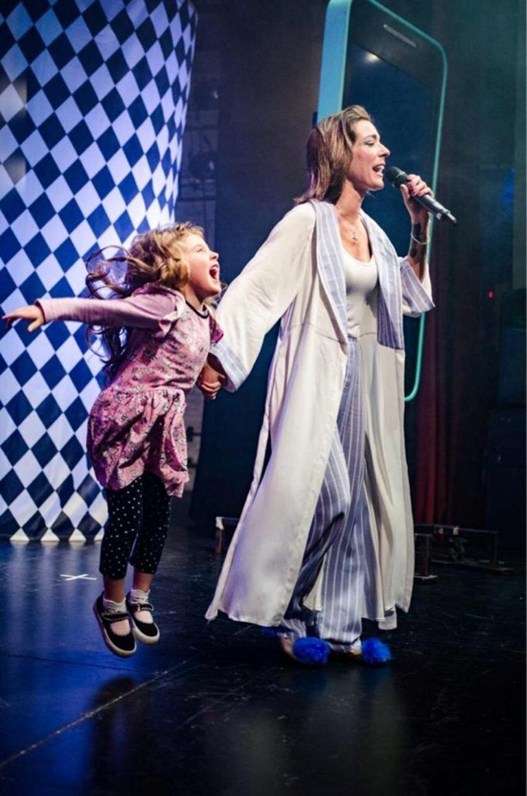 Daniela e Isabella, juntas, en la obra "Dani La Chepi, de noche" (Clarín).