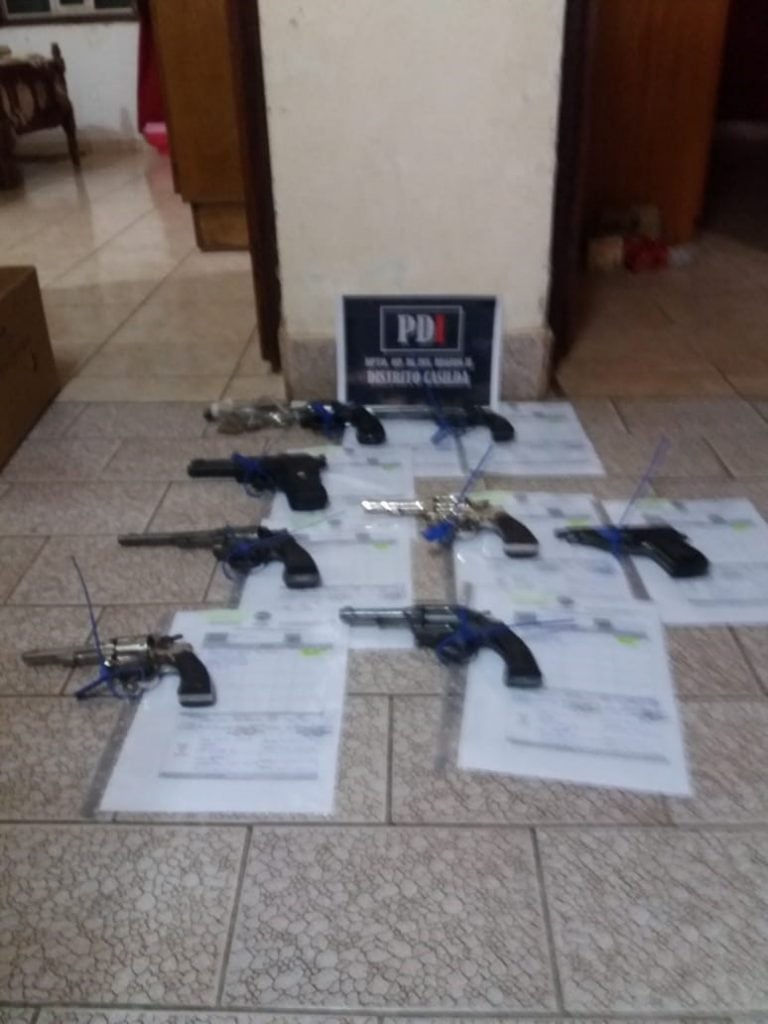 Las armas fueron encontradas en un campo.