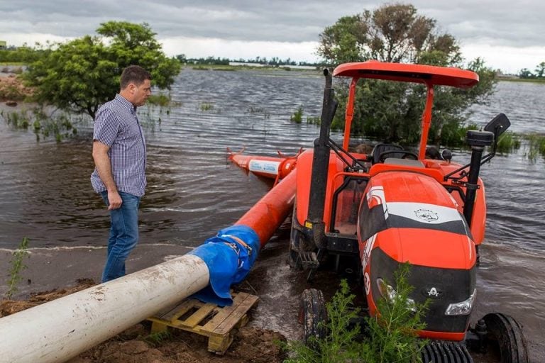 El intendente, Carlos Briner, recorrió la zona en donde se encuentra la mayor cantidad de agua.