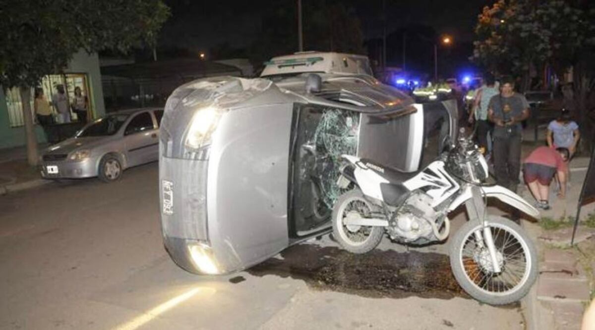 Un joven alcoholizado chocó y volcó en un barrio de Santa Rosa