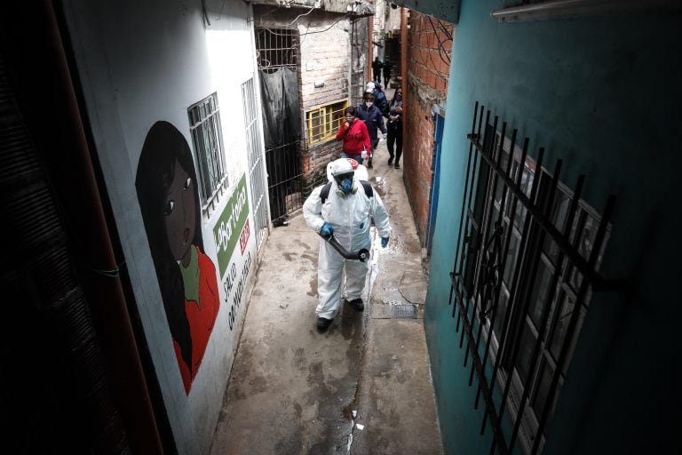 Personal del gobierno de la ciudad de Buenos Aires realiza la desinfección en el interior del barrio Villa 31 hoy martes, luego del crecimiento de los casos detectados de COVID-19 en barrios populares de la ciudad de Buenos Aires (Argentina). (Foto: EFE/Juan Ignacio Roncoroni)