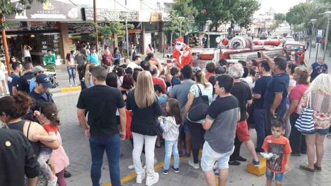 Bomberos Voluntarios recorrieron las calles de Carlos Paz junto a Papá Noel