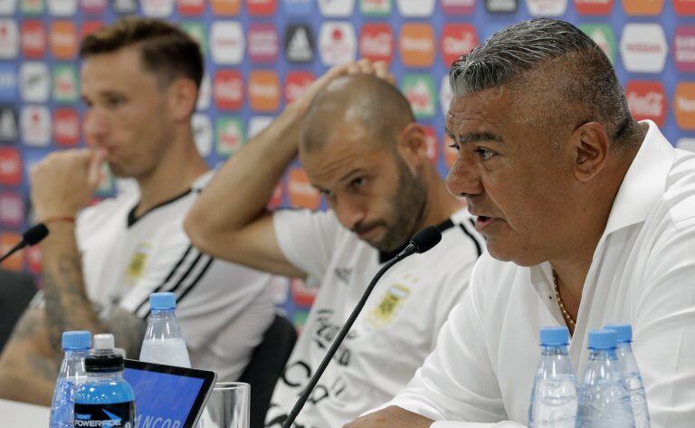 Claudio Tapia con Javier Marcherano y Lucas Viglia (Foto:Lavandeira jr/EFE)