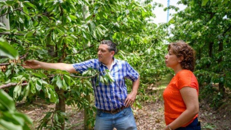 Arabela Carreras junto a un emprendedor de Río Negro (Diario Río Negro)