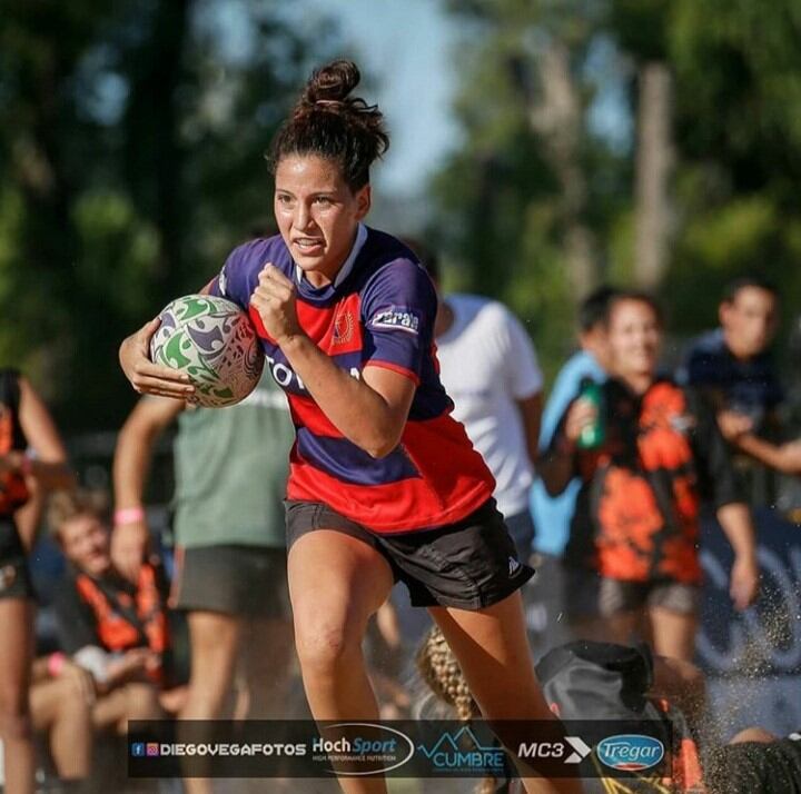 Victoria Brito corre al in goal para anotar un try para La Tablada con la pasión de siempre