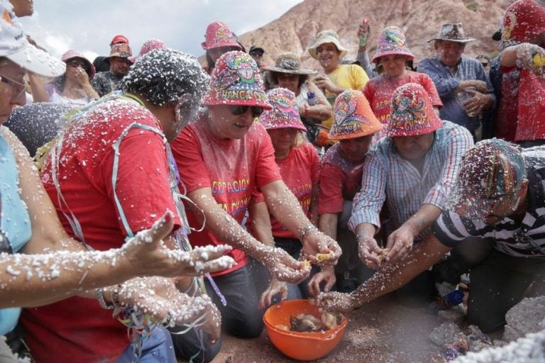 El tributo a la Pachamama, agradeciendo los dones de la Madre Tierra, en el desentierro del carnaval en Purmamarca.