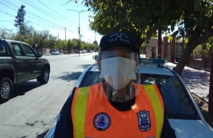 Pablo Varela creó los clips que pueden adherirse a las gorras de los policías.