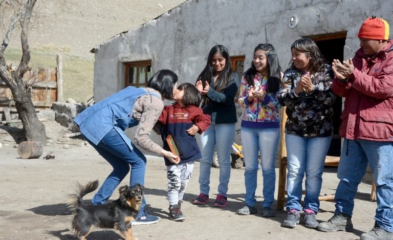 Vive en El Maitén, pero de lunes a viernes reside en la Escuela N° 69 de Colonia Cushamen