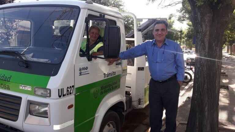 María Lis al mando de la grúa (Municipalidad de Santa Rosa)