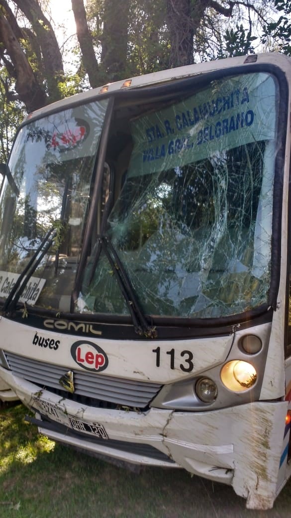 Las diez personas que viajaban más el chofer resultaron ilesos.