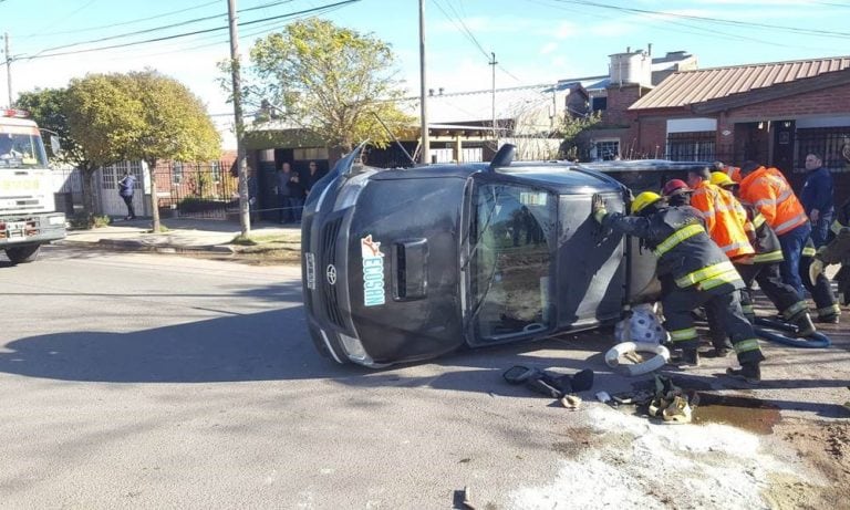 Chocó contra un auto estacionado y terminó volcando